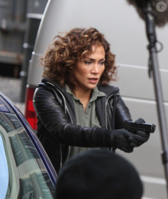 Jennifer Lopez tourne une scène d'échange de tirs pour la série "Shade of Blue" à New York le 27 octobre 2015.