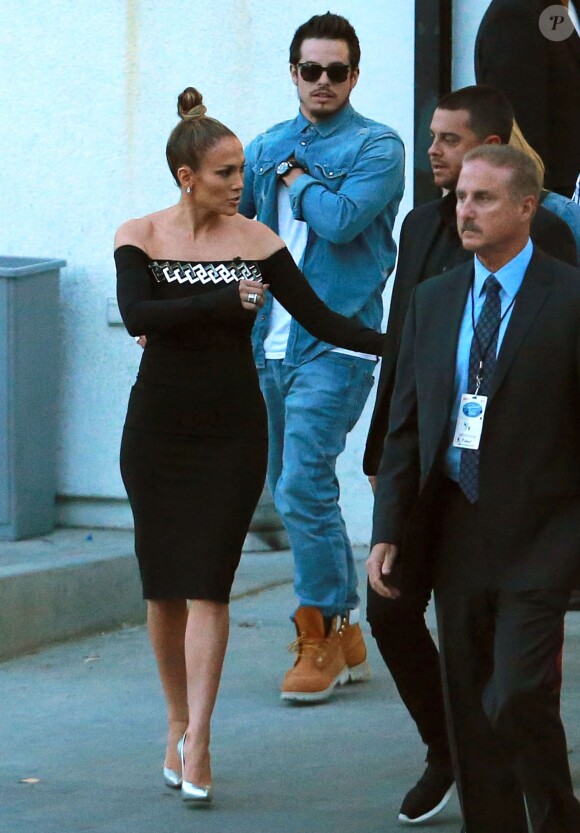 Jennifer Lopez et Casper Smart à la sortie du plateau de 'American Idol' à Hollywood. Jennifer semble avoir un problème de fermeture éclair! Le 8 avril 2015