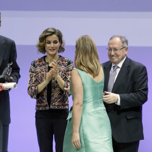 Letizia et Felipe VI d'Espagne décernaient le 12 novembre 2015, lors d'une cérémonie à la Ciudad BBVA à Madrid, les accréditations attribuées aux nouveaux ambassadeurs de la Marque Espagne, pour la 6e édition de cette initiative biennale récompensant des personnes physiques ou morales pour leur engagement au service du rayonnement de l'Espagne.