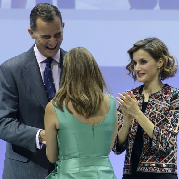 Letizia et Felipe VI d'Espagne décernaient le 12 novembre 2015, lors d'une cérémonie à la Ciudad BBVA à Madrid, les accréditations attribuées aux nouveaux ambassadeurs de la Marque Espagne, pour la 6e édition de cette initiative biennale récompensant des personnes physiques ou morales pour leur engagement au service du rayonnement de l'Espagne.