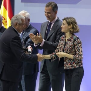 Letizia et Felipe VI d'Espagne décernaient le 12 novembre 2015, lors d'une cérémonie à la Ciudad BBVA à Madrid, les accréditations attribuées aux nouveaux ambassadeurs de la Marque Espagne, pour la 6e édition de cette initiative biennale récompensant des personnes physiques ou morales pour leur engagement au service du rayonnement de l'Espagne.