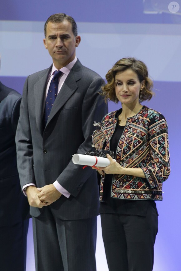 Letizia et Felipe VI d'Espagne décernaient le 12 novembre 2015, lors d'une cérémonie à la Ciudad BBVA à Madrid, les accréditations attribuées aux nouveaux ambassadeurs de la Marque Espagne, pour la 6e édition de cette initiative biennale récompensant des personnes physiques ou morales pour leur engagement au service du rayonnement de l'Espagne.