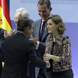 Letizia et Felipe VI d'Espagne décernaient le 12 novembre 2015, lors d'une cérémonie à la Ciudad BBVA à Madrid, les accréditations attribuées aux nouveaux ambassadeurs de la Marque Espagne, pour la 6e édition de cette initiative biennale récompensant des personnes physiques ou morales pour leur engagement au service du rayonnement de l'Espagne.