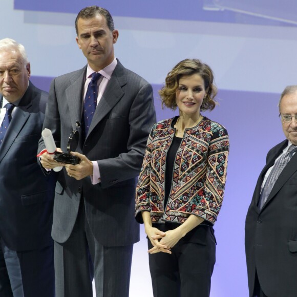 Letizia et Felipe VI d'Espagne décernaient le 12 novembre 2015, lors d'une cérémonie à la Ciudad BBVA à Madrid, les accréditations attribuées aux nouveaux ambassadeurs de la Marque Espagne, pour la 6e édition de cette initiative biennale récompensant des personnes physiques ou morales pour leur engagement au service du rayonnement de l'Espagne.