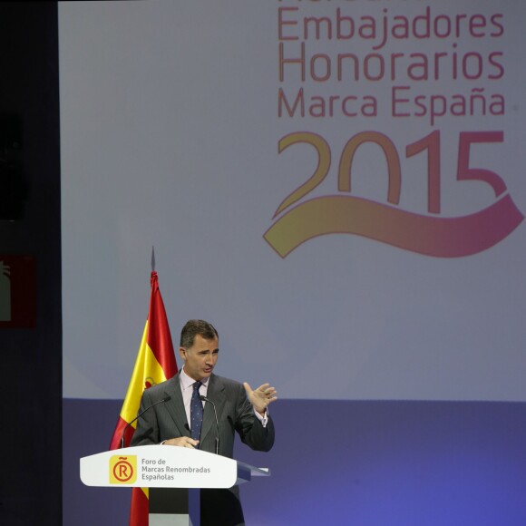 Letizia et Felipe VI d'Espagne décernaient le 12 novembre 2015, lors d'une cérémonie à la Ciudad BBVA à Madrid, les accréditations attribuées aux nouveaux ambassadeurs de la Marque Espagne, pour la 6e édition de cette initiative biennale récompensant des personnes physiques ou morales pour leur engagement au service du rayonnement de l'Espagne.