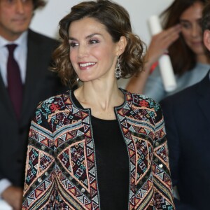 Letizia et Felipe VI d'Espagne décernaient le 12 novembre 2015, lors d'une cérémonie à la Ciudad BBVA à Madrid, les accréditations attribuées aux nouveaux ambassadeurs de la Marque Espagne, pour la 6e édition de cette initiative biennale récompensant des personnes physiques ou morales pour leur engagement au service du rayonnement de l'Espagne.