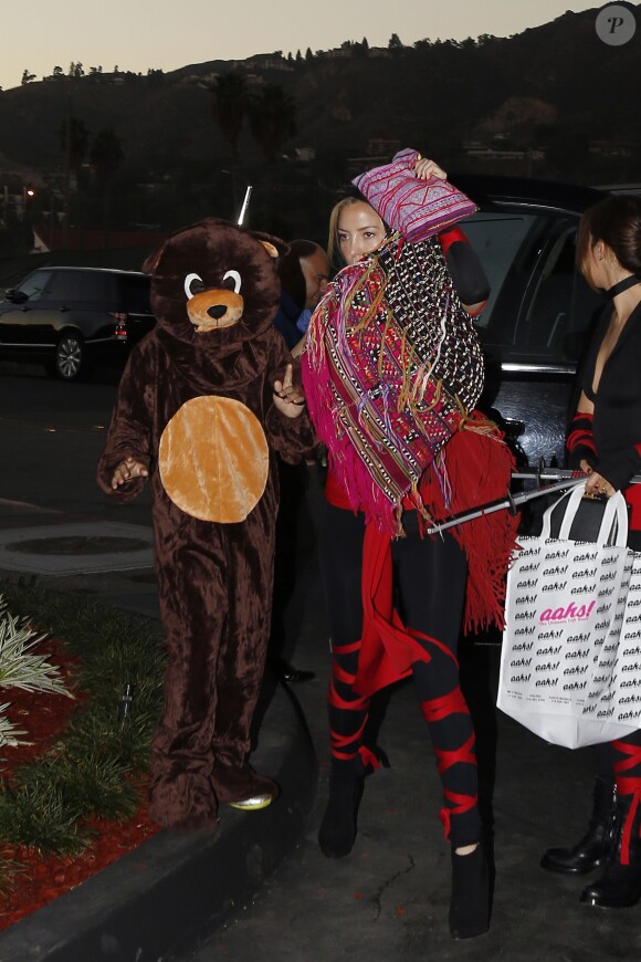 Kate Hudson et son fils Ryder Robinson, déguisés pour Halloween, dans les rues de Malibu , le 31 octobre 2015