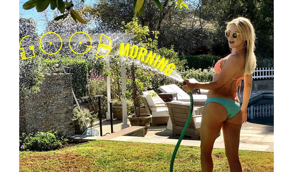 Kate Hudson en bikini pour arroser la pelouse / photo postée sur Instagram.