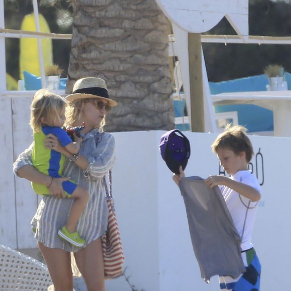Exclusif - Kate Hudson et son fiancé Matthew Bellamy profitent de la plage avec leurs enfants Ryder et Bingham lors de leurs vacances à Ibiza, le 19 juin 2014.