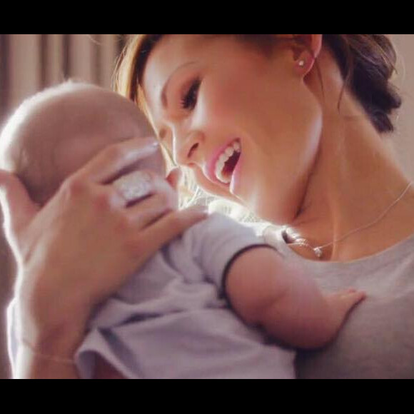 Vitaa et son fils Adam / photo postée sur la page Facebook de la chanteuse.