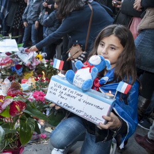 Les parisiens rendent hommage aux victimes des attentats terroristes à Paris le 15 novembre 2015. Des attaques terroristes ont eu lieu simultanément dans six endroits à Paris et à Saint-Denis faisant au moins 130 morts et plus de 300 blessés. L'état d'urgence est en vigueur. © Pierre Perusseau / Bestimage