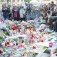 Les parisiens rendent hommage aux victimes des attentats terroristes à Paris le 15 novembre 2015. Des attaques terroristes ont eu lieu simultanément dans six endroits à Paris et à Saint-Denis faisant au moins 130 morts et plus de 300 blessés. L'état d'urgence est en vigueur. © Pierre Perusseau / Bestimage