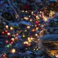 Les parisiens rendent hommage aux victimes des attentats terroristes à Paris le 15 novembre 2015. Des attaques terroristes ont eu lieu simultanément dans six endroits à Paris et à Saint-Denis faisant au moins 130 morts et plus de 300 blessés. L'état d'urgence est en vigueur. © Pierre Perusseau / Bestimage