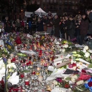 Les parisiens rendent hommage aux victimes des attentats terroristes à Paris le 15 novembre 2015. Des attaques terroristes ont eu lieu simultanément dans six endroits à Paris et à Saint-Denis faisant au moins 130 morts et plus de 300 blessés. L'état d'urgence est en vigueur. © Pierre Perusseau / Bestimage