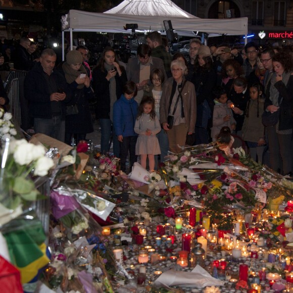 Les parisiens rendent hommage aux victimes des attentats terroristes à Paris le 15 novembre 2015. Des attaques terroristes ont eu lieu simultanément dans six endroits à Paris et à Saint-Denis faisant au moins 130 morts et plus de 300 blessés. L'état d'urgence est en vigueur. © Pierre Perusseau / Bestimage