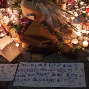 Les parisiens rendent hommage aux victimes des attentats terroristes à Paris le 15 novembre 2015. Des attaques terroristes ont eu lieu simultanément dans six endroits à Paris et à Saint-Denis faisant au moins 130 morts et plus de 300 blessés. L'état d'urgence est en vigueur. © Pierre Perusseau / Bestimage