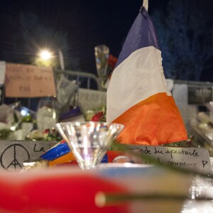 Les parisiens rendent hommage aux victimes des attentats terroristes à Paris le 15 novembre 2015. Des attaques terroristes ont eu lieu simultanément dans six endroits à Paris et à Saint-Denis faisant au moins 130 morts et plus de 300 blessés. L'état d'urgence est en vigueur. © Pierre Perusseau / Bestimage