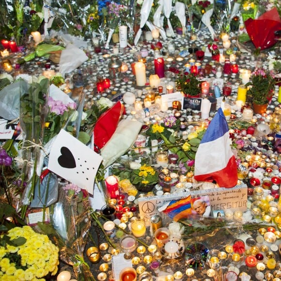 Les parisiens rendent hommage aux victimes des attentats terroristes à Paris le 15 novembre 2015. Des attaques terroristes ont eu lieu simultanément dans six endroits à Paris et à Saint-Denis faisant au moins 130 morts et plus de 300 blessés. L'état d'urgence est en vigueur. © Pierre Perusseau / Bestimage