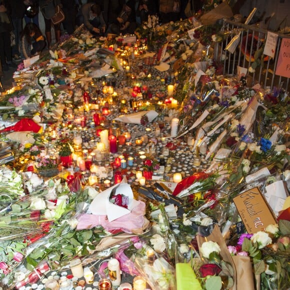 Les parisiens rendent hommage aux victimes des attentats terroristes à Paris le 15 novembre 2015. Des attaques terroristes ont eu lieu simultanément dans six endroits à Paris et à Saint-Denis faisant au moins 130 morts et plus de 300 blessés. L'état d'urgence est en vigueur. © Pierre Perusseau / Bestimage