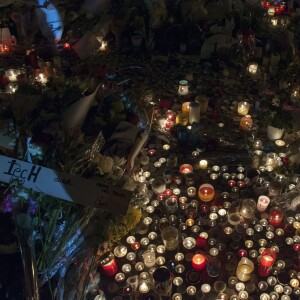 Les parisiens rendent hommage aux victimes des attentats terroristes à Paris le 15 novembre 2015. Des attaques terroristes ont eu lieu simultanément dans six endroits à Paris et à Saint-Denis faisant au moins 130 morts et plus de 300 blessés. L'état d'urgence est en vigueur. © Pierre Perusseau / Bestimage