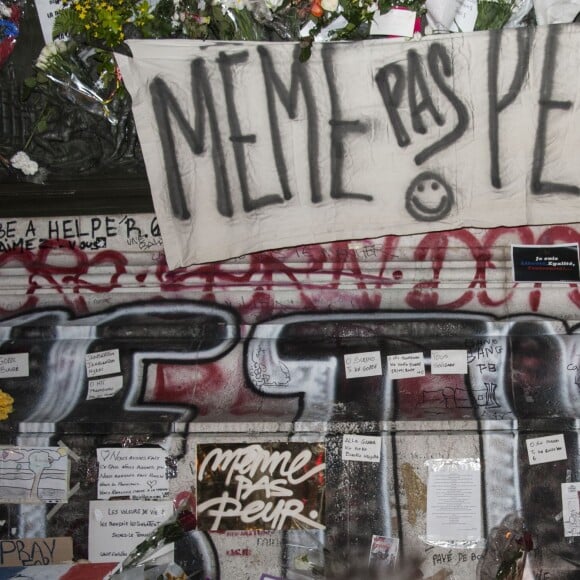 Les parisiens rendent hommage aux victimes des attentats terroristes à Paris le 15 novembre 2015. Des attaques terroristes ont eu lieu simultanément dans six endroits à Paris et à Saint-Denis faisant au moins 130 morts et plus de 300 blessés. L'état d'urgence est en vigueur. © Pierre Perusseau / Bestimage