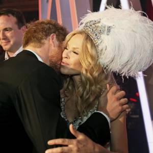 Prince Harry et Kylie Minogue - Royal Variety Performance au Albert Hall à Londres, le 13 novembre 2015.