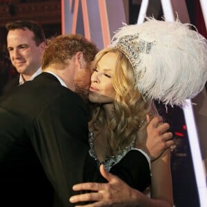 Le prince Harry et Kylie Minogue au Royal Variety Performance au Albert Hall à Londres, le 13 novembre 2015.