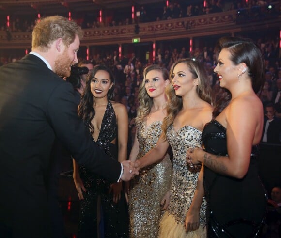 Le prince Harry et le groupe Little Mix au Royal Variety Performance au Albert Hall à Londres, le 13 novembre 2015.