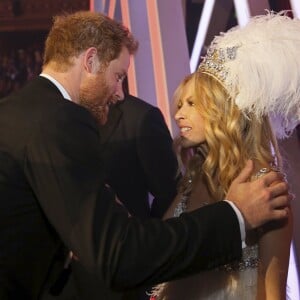 Le prince Harry et Kylie Minogue au Royal Variety Performance au Albert Hall à Londres, le 13 novembre 2015.