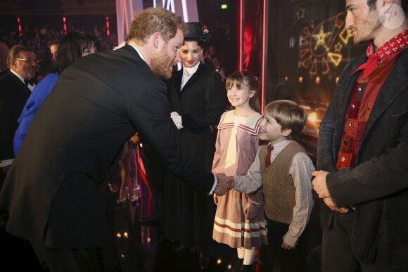 Le prince Harry et les jeunes acteurs de la comédie musicale Mary Poppins au Royal Variety Performance au Albert Hall à Londres, le 13 novembre 2015.