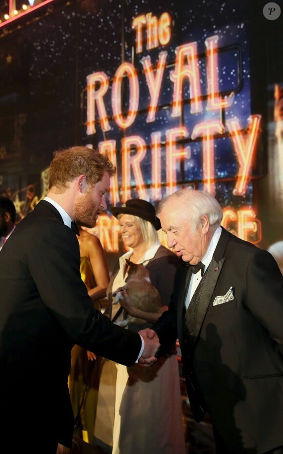 Le prince Harry et Jimmy Tarbuck au Royal Variety Performance au Albert Hall à Londres, le 13 novembre 2015.