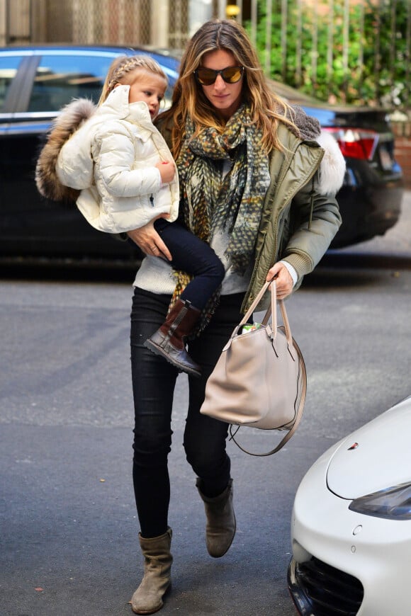 Gisele Bündchen se promène avec sa fille Vivian à New York, le 15 novembre 2015