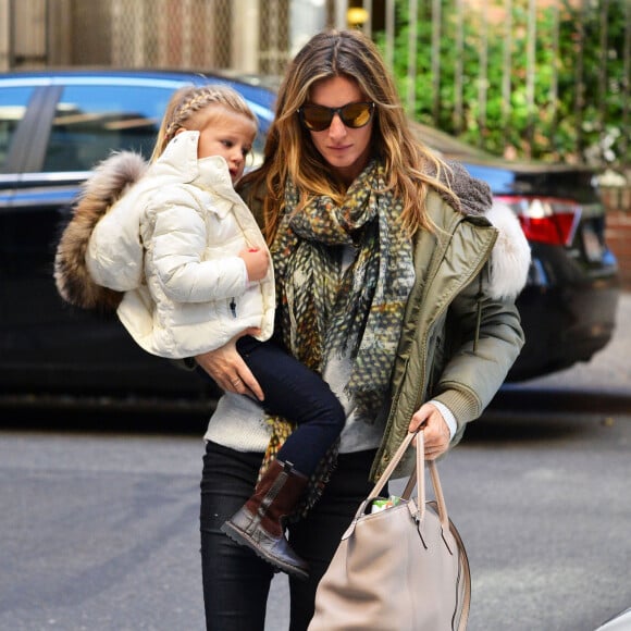 Gisele Bündchen se promène avec sa fille Vivian à New York, le 15 novembre 2015