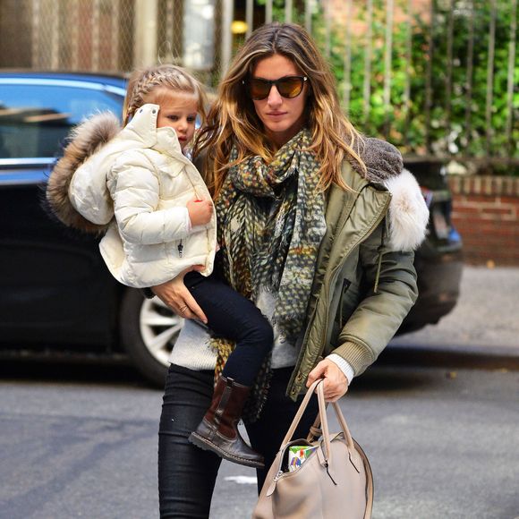 Gisele Bündchen se promène avec sa fille Vivian à New York, le 15 novembre 2015