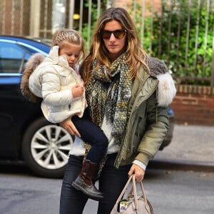 Gisele Bündchen se promène avec sa fille Vivian à New York, le 15 novembre 2015