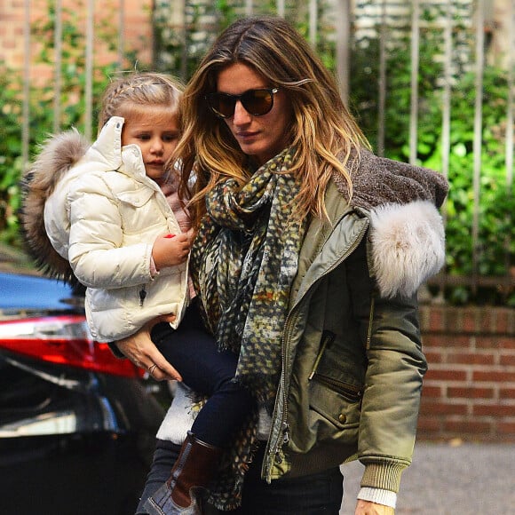 Gisele Bündchen se promène avec sa fille Vivian à New York, le 15 novembre 2015