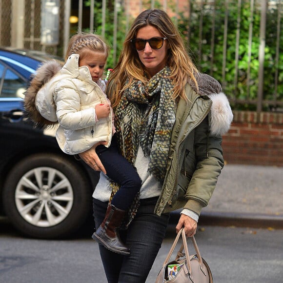 Gisele Bündchen se promène avec sa fille Vivian à New York, le 15 novembre 2015