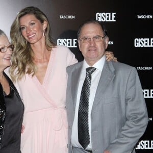 Gisele Bundchen et ses parents (Vania Nonnenmacher, Valdir Bundchen) lors du lancement du livre dédié au supertop le 7 novembre 2015 à Sao Paulo.