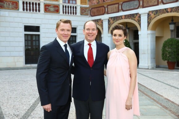 Diego Klattenhoff et Megan Boone avec le prince Albert II de Monaco dans la cour d'honneur du palais princier lors du 54e festival de la Télévision de Monte-Carlo le 10 juin 2014. L'actrice a révélé en novembre 2015 être enceinte de son premier enfant. Photo Vinaj FTV / BestImage
