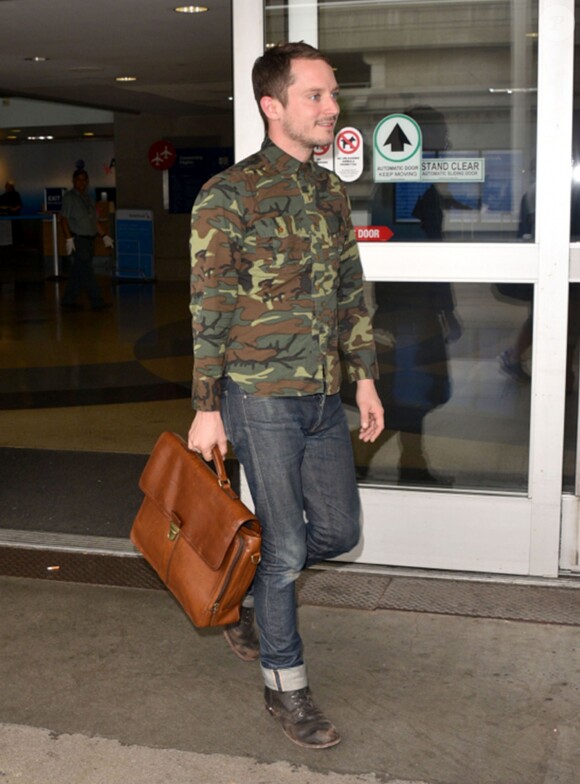 Elijah Wood arrive à l'aéroport de LAX à Los Angeles, le 16 octobre 2015