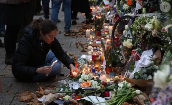Hommage devant le Bataclan - Illustration des hommages pour les victimes des attentats terroristes à Paris, le 17 novembre 2015. ©Denis Guignebourg/Bestimage