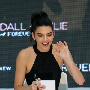 Kylie et Kendall Jenner rencontrent leurs fans à l'ouverture de la boutique Forever New au centre commercial Chadstone de Melbourne, le 18 novembre 2015