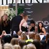 Kylie et Kendall Jenner rencontrent leurs fans à l'ouverture de la boutique Forever New au centre commercial Chadstone de Melbourne, le 18 novembre 2015