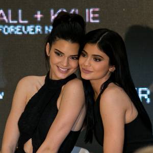 Kylie et Kendall Jenner rencontrent leurs fans à l'ouverture de la boutique Forever New au centre commercial Chadstone de Melbourne, le 18 novembre 2015