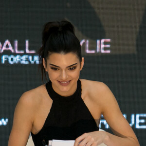 Kylie et Kendall Jenner rencontrent leurs fans à l'ouverture de la boutique Forever New au centre commercial Chadstone de Melbourne, le 18 novembre 2015