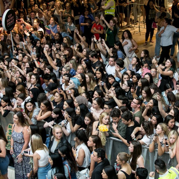 Kylie et Kendall Jenner rencontrent leurs fans à l'ouverture de la boutique Forever New au centre commercial Chadstone de Melbourne, le 18 novembre 2015