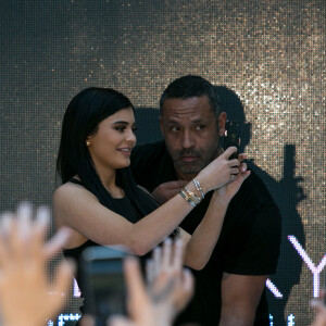 Kylie et Kendall Jenner rencontrent leurs fans à l'ouverture de la boutique Forever New au centre commercial Chadstone de Melbourne, le 18 novembre 2015