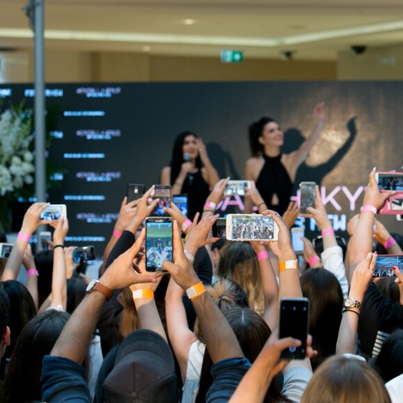 Kylie et Kendall Jenner rencontrent leurs fans à l'ouverture de la boutique Forever New au centre commercial Chadstone de Melbourne, le 18 novembre 2015