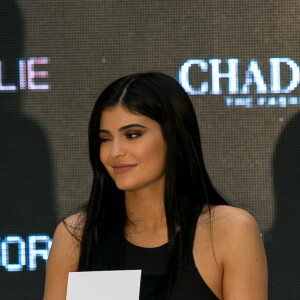 Kylie et Kendall Jenner rencontrent leurs fans à l'ouverture de la boutique Forever New au centre commercial Chadstone de Melbourne, le 18 novembre 2015