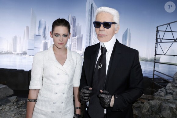Kristen Stewart et Karl Lagerfeld au défilé de mode Haute-Couture Automne-Hiver 2013/2014 "Chanel" au Grand Palais a Paris. Le 2 juillet 2013